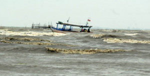 Waspadai Gelombang Dua Meter di Selat Sumba