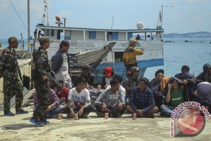 TNI AL Selamatkan 33 TKI Ilegal yang Hanyut Setelah Kapal Bocor