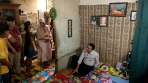 Duduk Bersila, Ahok Sambangi Rumah Almarhum Nenek yang Tak Disalatkan Warga