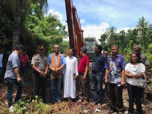 Buka Jalan  ke Gua Maria Watu Soking Maumere, BKH Sewakan Alat Berat