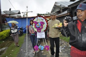 Jurnalis  Manggarai Antar Jenazah Maria Agustuti ke Pemakaman Umum Redong