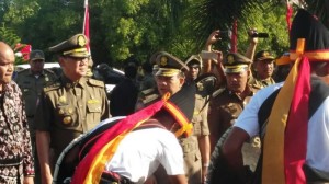 Mendagri Disambut Tarian Taga dari Sumba