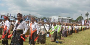 Menari Ndundu Ndake Bersama Perempuan Flores