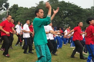 Senam Pagi Bersama Mahasiswa, Jokowi “Nyelip” di Barisan Belakang