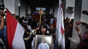 Airmata Ribuan ASN Kabupaten Kupang Tumpah di Bandara El Tari Saat Sambut Jenazah Simpai Nabas