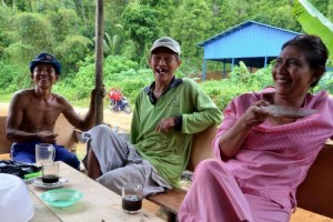 Santainya Menteri Susi Ngobrol dengan Tukang Batu di Sebuah Gubuk…