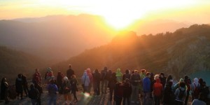 Berburu Mentari Pagi dari Puncak Kelimutu