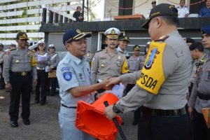 Dukung Pihak Kepolisian, PT Jasa Raharja ( Persero ) NTT  Serahkan Saranan Lalu Lintas