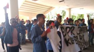 Mahasiswa Unwira Demo di  DPRD NTT, Tolak UU MD3