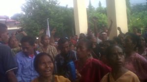 Warga Nangapanda Demo ke Kantor Bupati Ende