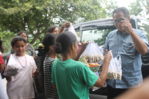 Benny A. Litelnoni   Bercanda Dengan Penjual  Kacang Rebus