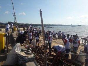 Ratusan Relawan Harmoni Kota Kupang  Bersihkan Sampah di Pantai Oesapa