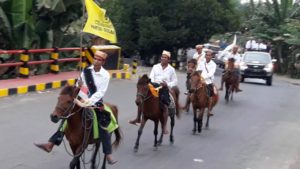 Pasukan Berkuda Sambut Sarong-Kasmir di Zona Kota Komba