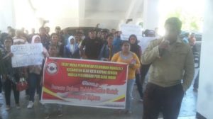 Warga Perumahan Puri Alak Demo Ke DPRD Kota