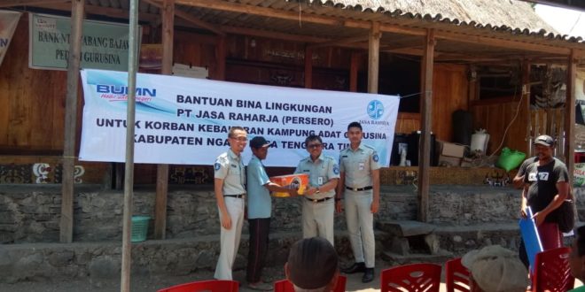 Jasa Raharja Bantu Korban Kebakaran Kampung Adat Gurusina 