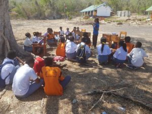 Akibat Puting Beliung, Siswa SMAN 3 Amarasi Timur Belajar di Bawah Pohon Asam