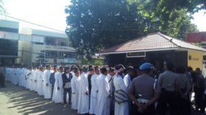 Rohaniwan Nyanyikan Lagu Requem di Mapolda NTT 