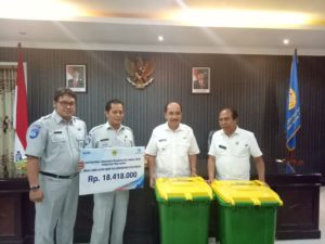 Jasa Raharja NTT Bantu Tong Sampah, Dukung Program Gubernur NTT Melawan Sampah