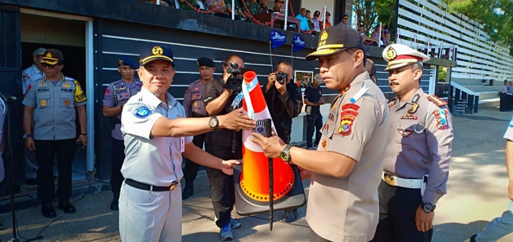 Partisipasi Operasi Ketupat, Jasa Raharja NTT Serahkan Sarana Pencegahan Lakalantas