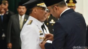 Baru Dilantik 5 menit, Bupati Cirebon Langsung Diberhentikan