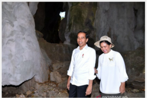 Presiden Jokowi dan Istri Susuri Gua Batu Cermin di NTT