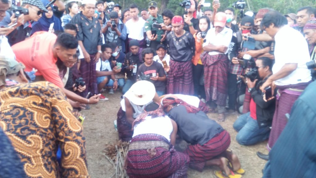 Api Alam Nyalakan Obor Festival Seni Budaya Lamaholot 2019″