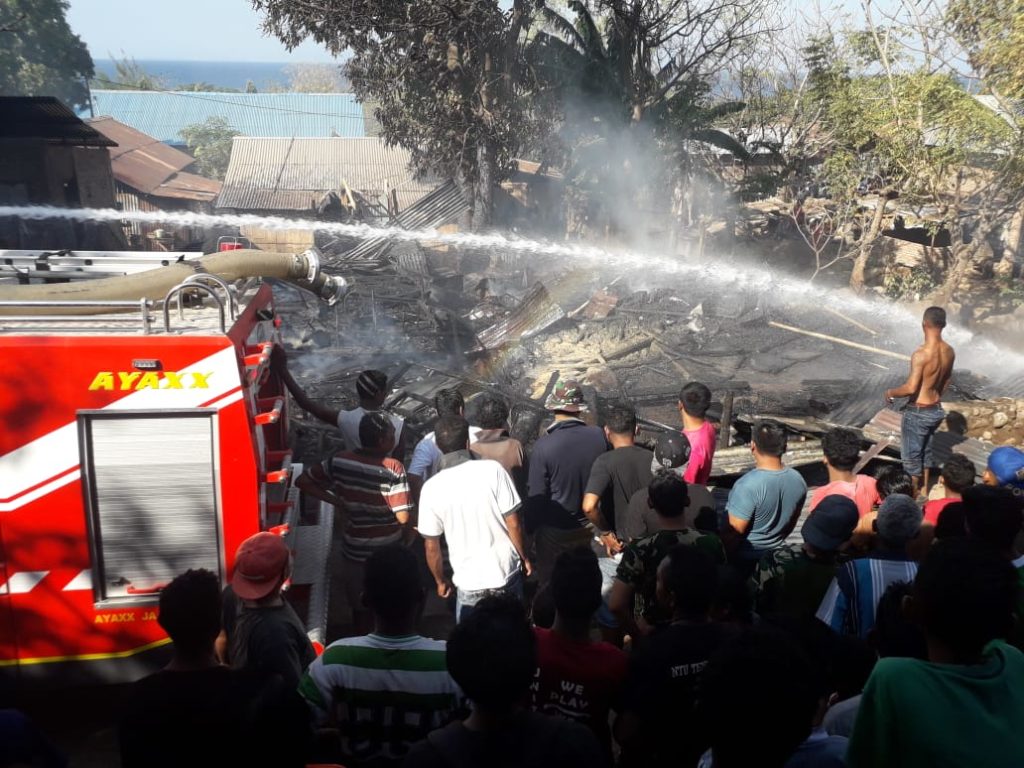 Api Hanguskan Dua rumah Warga Nangahure Kabupaten Sikka.