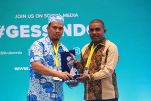 Wabup Flotim Terima Anugerah Pendidikan Indonesia 2019