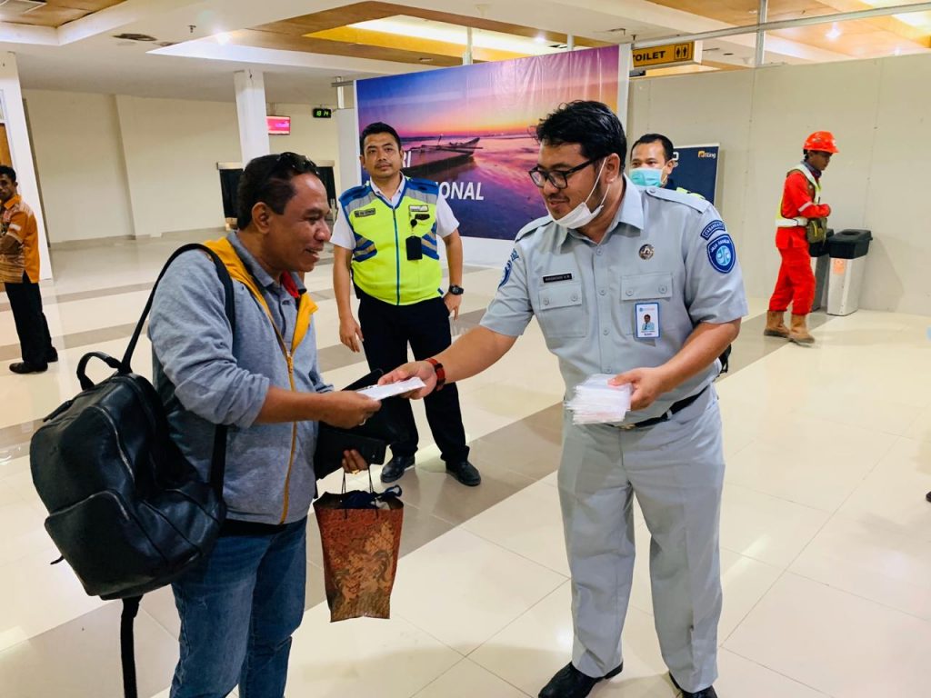 Cegah Virus Corona, Jasa Raharja NTT Bagikan Masker, Hand Sanitizer dan Hand Soap di Bandar Udara Internasional El Tari Kupang