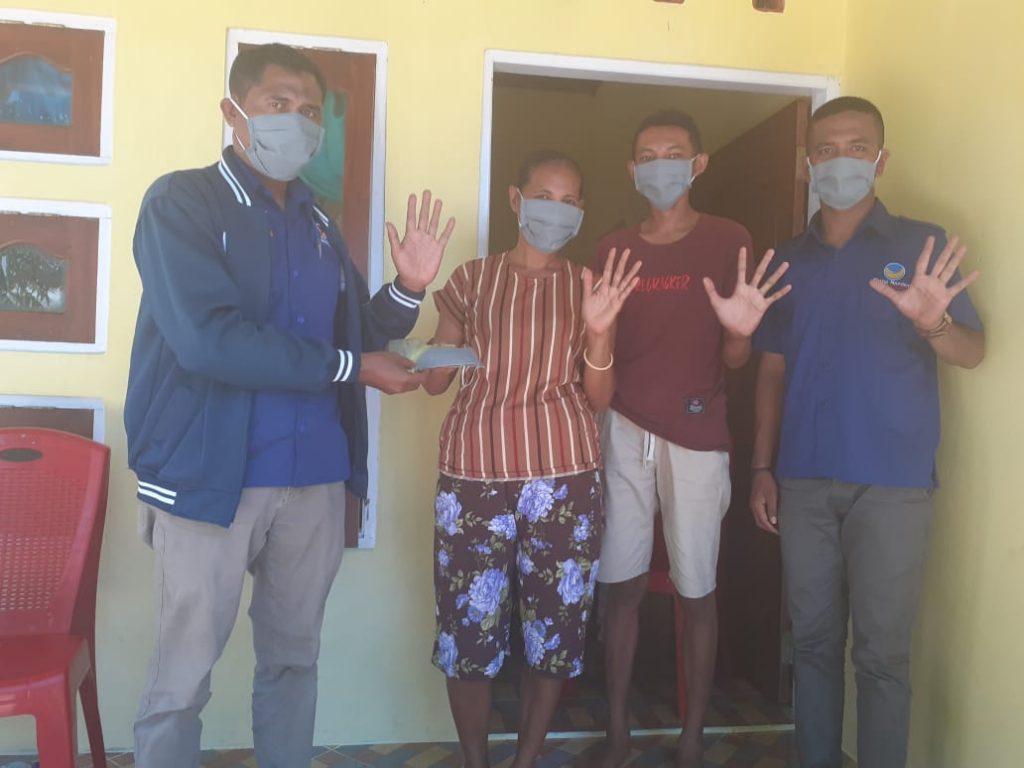 Nasdem Peduli & Tim Adonara Foundation Terus Gerak Bagi Masker ke Ile Boleng