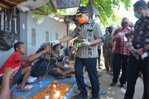 Wali Kota Kupang Bagi 1000 Masker di Pasar Oeba dan Kelurahan Kayu Putih