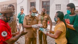 Kunjung Ke Posko Nasi Gratis Pemuda GMIT, Wali Kota Kupang Serahkan Bantuan Masker