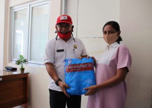 Wawali Serahkan Bantuan Masker dan Kelambu dari PMI Kota Kupang dan Pegadaian