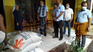 Setwan DPRD NTT Salurkan Bantuan Beras Bagi  4 Panti Asuhan di Kota Kupang