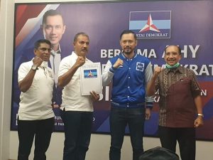 DPP Demokrat Serahkan SK untuk 3 Paslon Bupati di NTT