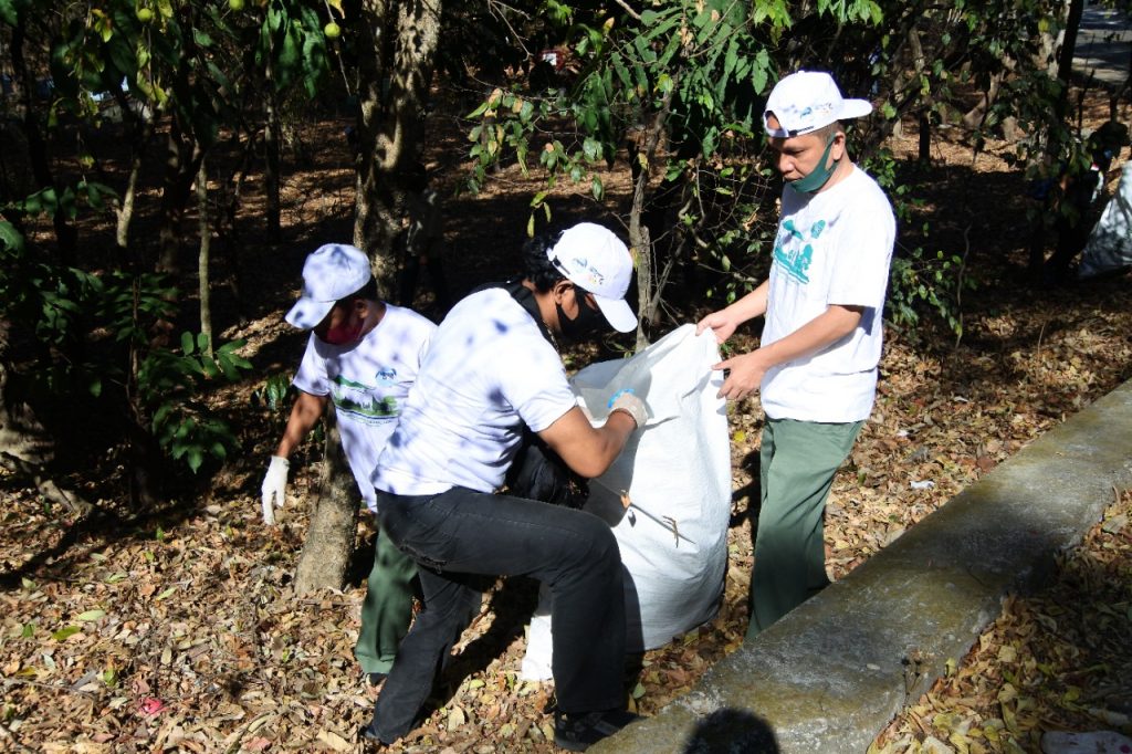 Puncak HKAN 2020, BBKSDA NTT Gelar Bersih Sampah di TWA Camplong