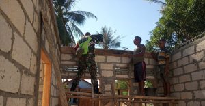 Babinsa Guliat Sae Bantu Bangun Rumah Warga Di Amarasi Timur