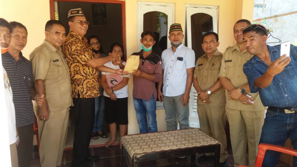 Bayi Penderita Hidrosepalus Asal Manggarai, Terima Bantuan Dana Sebesar Rp.17 Juta dari IKMR Kupang