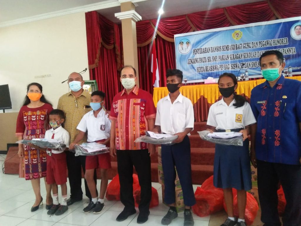 Walikota Kupang Serahkan Bantuan Sembako untuk Guru Honor dan Seragam Sekolah untuk SD dan SMP