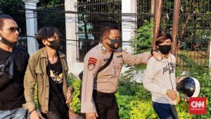 Bentrokan di Area Gedung DPR, Mobil Tahanan Dirusak