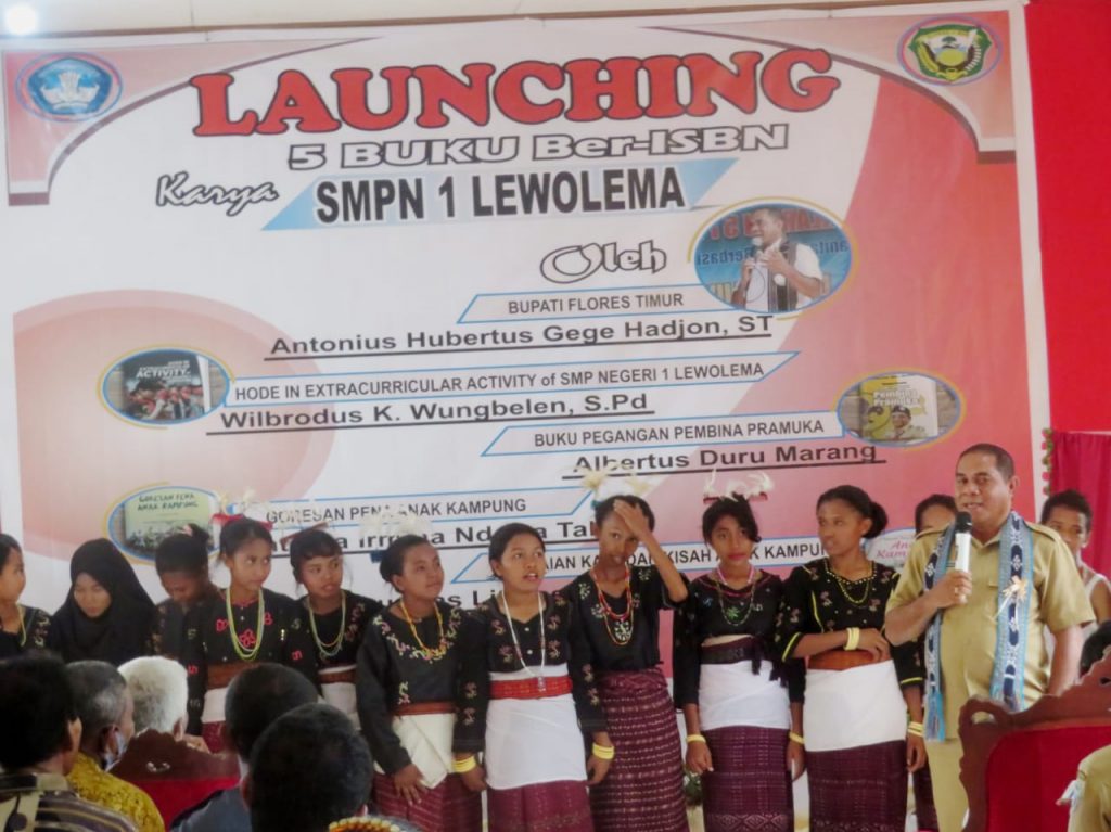 Hebat, SMPN I Lewolema Luncurkan 5 Buku Ber-ISBN