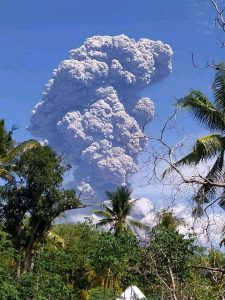 Hujan Abu Erupsi Gunung Ile Lewotolok Sampai ke Adonara