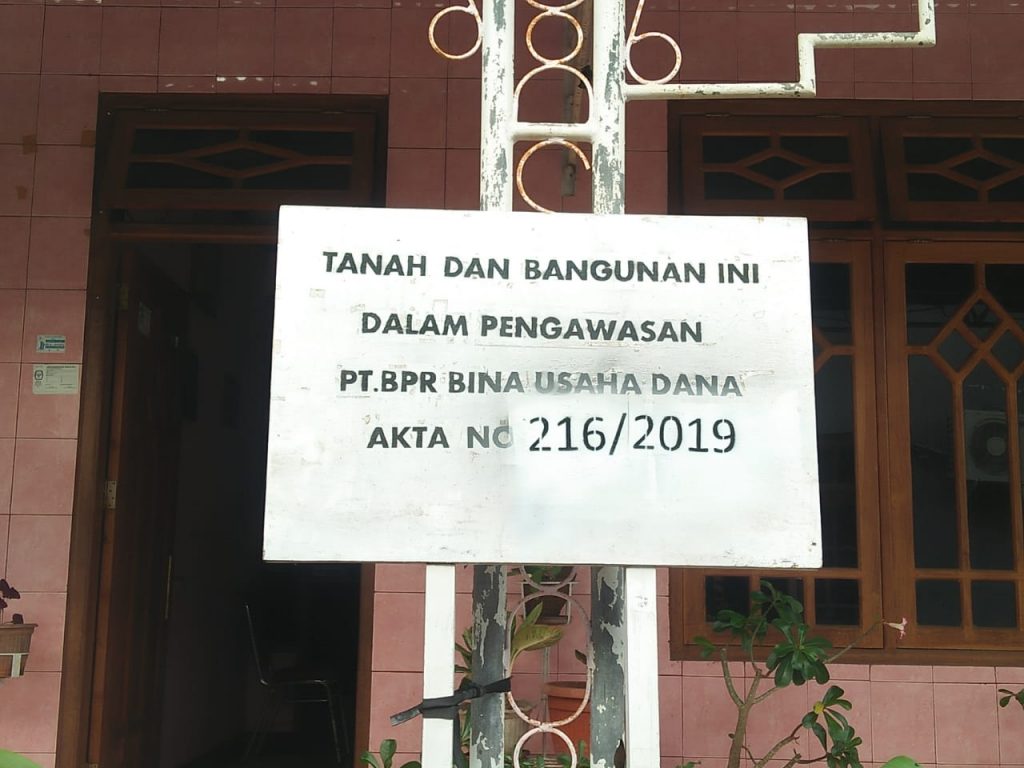 Pasang Papan di Rumah Nasabah, BPR Bina Usaha Dana Jangan Bergaya Rentenir