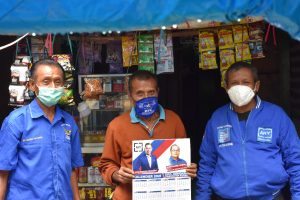 Demokrat Menyapa Pedagang Dengan Berbagi Kalender AHY di Kabupaten Kupang