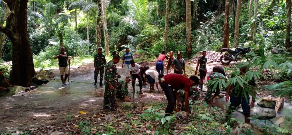 Satgas TMMD Bersama Warga Pelibaler Bersihkan Jalan Di Daerah Aliran Sungai