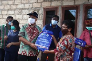 Pemkot Kupang Bagi Kelambu Anti Nyamuk Bagi Warga di Sekitar Danau Tangkolo