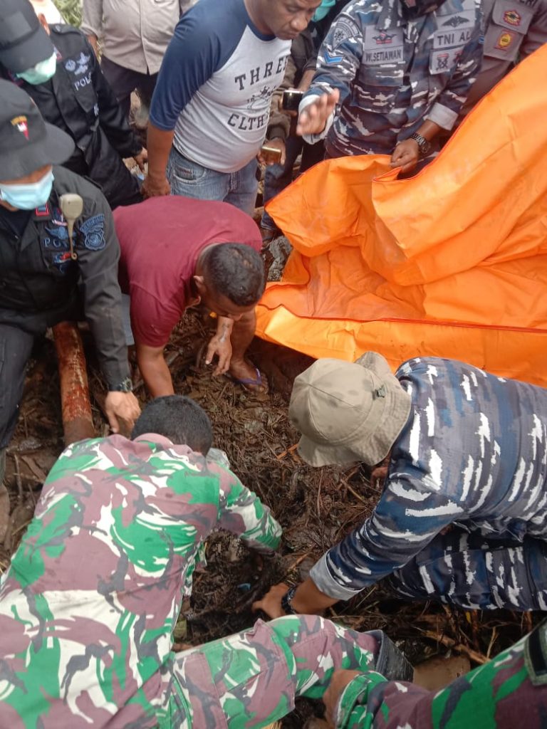 Anggota Kodim 1624/Flotim Bantu Evakuasi Korban di Desa Waiburak