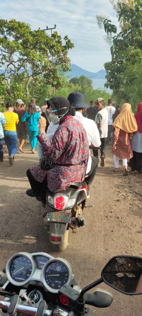 Gigihnya Mensos Ibu Risma Urus Bencana di Adonara, Rela Masak di Dapur Umum, Hingga Dibonceng Ricko Wangge