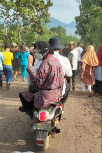 Gigihnya Mensos Ibu Risma Urus Bencana di Adonara, Rela Masak di Dapur Umum, Hingga Dibonceng Ricko Wangge