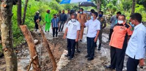 Penjabat Bupati Malakan Viktor Manek Tinjau Jalan Longsor di Nunponi